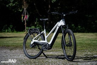 100 mm SR Suntour-Federgabel und breite Reifen bis 62 mm machen das Explore E+ zum echten Crossover-Bike.
