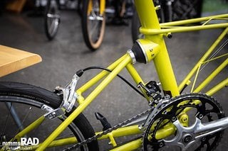 Zudem verfügen Moulton Bikes über ein Federelement am Hinterrad, …