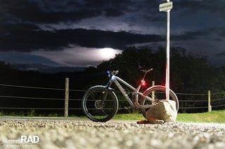 An der Front bietet die Knog Plug StVZO leistungsstarke 140 Lumen, die Rückleuchte strahlt mit 10 Lumen.