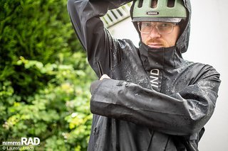 Die Belüftungszipper unter den Achseln der Medvind Allwetterjacke lassen sich während der Fahrt problemlos einhändig öffnen und sorgen so für eine effektive Temperaturregulierung. Die Belüftungszipper unter den Achseln der Medvind Allwetterjacke lassen sich während der Fahrt problemlos einhändig öffnen und sorgen so für eine effektive Temperaturregulierung.