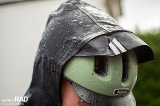 Die helmkompatible Kapuze sitzt sicher über dem Helm (Größe L), bietet aber keinen vollständigen Rundumschutz, sodass bei starkem Regen etwas Wasser durch die oberen Helmöffnungen eindringen kann. Die helmkompatible Kapuze sitzt sicher über dem Helm (Größe L), bietet aber keinen vollständigen Rundumschutz, sodass bei starkem Regen etwas Wasser durch die oberen Helmöffnungen eindringen kann.