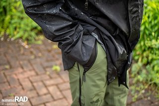 Die Medvind Hose überzeugt mit großzügigen, seitlichen Taschen, die bei vielen Regenhosen fehlen, und bietet dank lockerem, geräuscharmem Sitz hohen Tragekomfort. Die Medvind Hose überzeugt mit großzügigen, seitlichen Taschen, die bei vielen Regenhosen fehlen, und bietet dank lockerem, geräuscharmem Sitz hohen Tragekomfort.