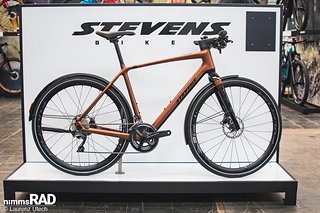 Das Stevens E-Strada 8.3.4. FEQ WIGT 13,8 kg und ist mit Schutzblechen, Licht und LED-Sattelstütze für den Einsatz in der Stadt ausgestattet.