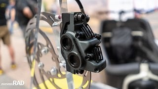 Die Carla Pro kombiniert bestehende Komponenten zu einer neuen Hochleistungsbremse für Lastenräder. Die Carla Pro kombiniert bestehende Komponenten zu einer neuen Hochleistungsbremse für Lastenräder.
