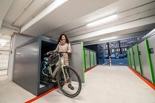 Die Fahrradbeauftragte der Stadt Kassel Anne Grimm demonstriert, wie geräumig die abschließbaren Fahrradboxen sind.