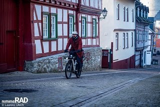 Auf gepflasterten Straßen sorgt die Federgabel für spürbaren Komfort. Sie spricht sensibel an und bleibt auch bei kräftigen Anstiegen stabil, ohne zu stark nachzuwippen.