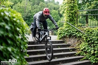 Bei Aktionen wie dieser ist es nur mit außerordentlichem Fahrkönnen möglich, die eingeschränkte Bewegungsfreiheit aufgrund der fehlenden Vario-Sattelstütze zu kompensieren.