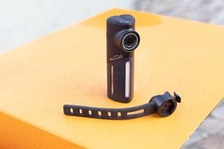 Seemee DV – die günstige Rückleuchte verfügt über eine Dashcam und wird mit einer Bajonetthalterung an der Sattelstütze befestigt.