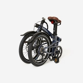 Zusammengeklappt misst das faltbare E-Bike  82 x 73 x 56 cm.