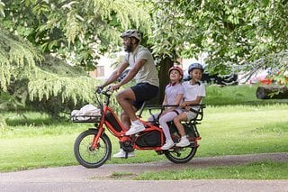 Das Tern Quick Haul Long kann bis zu zwei Kinder oder 90 kg Lasten transportieren.