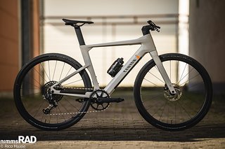 Das Canyon Roadlite:ON CF9 LTD ist das erste Roadlite:ON-Modell mit Carbonrahmen und soll mit dem neuen Fazua Ride 60-Motor 14,45 kg auf die Waage bringen.