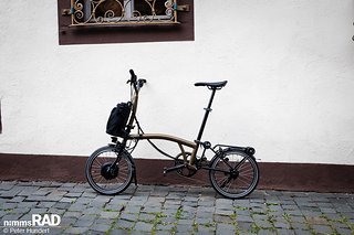 Zeitlos wie eh und je und überaus vielseitig kommt das neue Brompton Electric P Line 12-Gang-Faltrad daher.