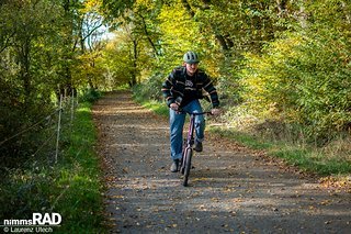 Auf der Schotterpiste kommt mit dem aufgemotzten Faltrad richtiges Fahrrad-Feeling auf!