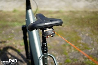 Kompaktes Zugsystem mit Spanngurt-Halterung unter dem Sattel – stets griffbereit und mit bis zu 120 kg Zugkraft belastbar.