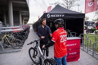 Fahrrad-Hersteller Scott punktet bei Bayern-Fans: Wer mit dem Fahrrad zum Heimspiel fährt, hat mit dem sicheren und wettergeschützten Scott Bike Parking eine Sorge weniger.