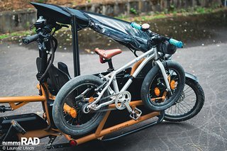 Sauber verstaut: Das Kinderrad hängt seitlich am Load – Ladefläche und Sitze bleiben frei. Sauber verstaut: Das Kinderrad hängt seitlich am Load – Ladefläche und Sitze bleiben frei.