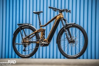 Centurion Numinis R2700i EQ ist ein E-MTB mit 140/130 mm Federweg, Bosch Performance Line CX-Motor und Vollausstattung für einen weitgefächerten Einsatzbereich. Preis: 5.299 €.