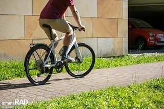 Die Shimano Deore-Kettenschaltung bietet eine größere Bandbreite als die meisten Riemenantriebe, was zusätzlich auf die Vielseitigkeit des Bikes einzahlt.