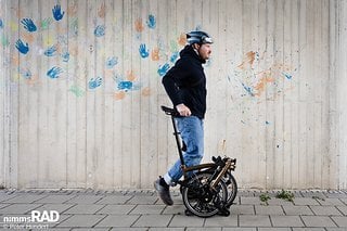 Ist der Akku einmal abgenommen, schiebt sich das Brompton genauso leicht und unkompliziert über den Bahnsteig wie seine unmotorisierten Kollegen.