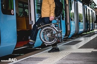 Brompton ist sich seiner Verantwortung bewusst und hat bereits mit der DB kooperiert, um mehr Pendler:innen aufs Rad und in die Bahn zu bringen.