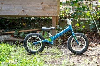 Der Klassiker kann weiter überzeugen: Das Kokua LIKEaBIKE Jumper ist mit Federung am Hinterbau auch im Gelände empfehlenswert und bietet Platz auch für große Kinder