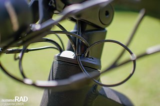 Die Kabel verlaufen integriert durch den Steuersatz. Die Kabel verlaufen integriert durch den Steuersatz.