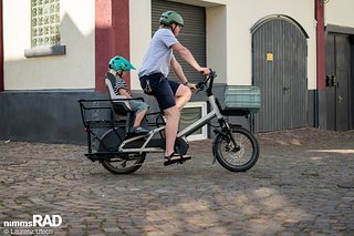 Gedämpfte Front: Der serienmäßige Lenkungsdämpfer sorgt für ruhiges Fahrverhalten – besonders in engen Kurven.