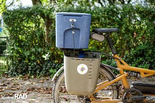 Trotz Adapter bleibt Platz für seitliche Packtaschen – praktisch für den Alltag.