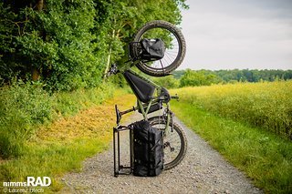 Platzsparend auf dem Heck geparkt, passt das Orox vielleicht sogar in deinen Aufzug.