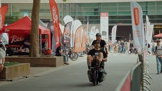 Das Hase Bikes Pino ist Liegerad, Lastenrad und Tandem in einem.