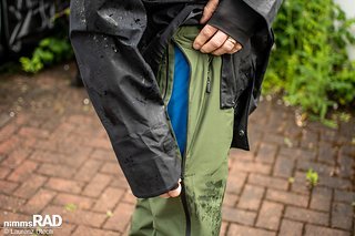 Praktisch: Der Zipper lässt sich sowohl von unten als auch von oben aus öffnen, sodass Belüftungsöffnungen geschaffen werden können. Praktisch: Der Zipper lässt sich sowohl von unten als auch von oben aus öffnen, sodass Belüftungsöffnungen geschaffen werden können.