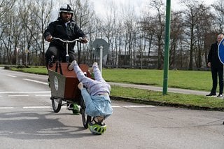 Die Kampagne "Sicher starten mit dem Lastenrad" macht mit drastischen Crashtest-Szenarien auf Gefahren im Straßenverkehr auferksam.