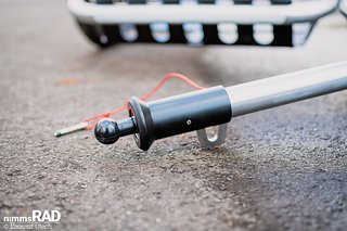 Integrierter Abstellfuß an der Deichsel für sicheres und materialschonendes Parken. Integrierter Abstellfuß an der Deichsel für sicheres und materialschonendes Parken.