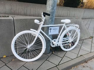 Eines der bereit 12 aufgestellten Ghostbikes in Frankfurt am Main.