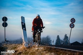 Trotz der hohen Endgeschwindigkeit von 45 km/h bietet das Rad ein sicheres Fahrgefühl – sowohl im Stadtverkehr als auch auf längeren Strecken.