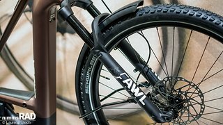 Vorne sorgt am Orbea Muga eine Federgabel mit 120 mm Federweg für Kontrolle und Traktion Vorne sorgt am Orbea Muga eine Federgabel mit 120 mm Federweg für Kontrolle und Traktion