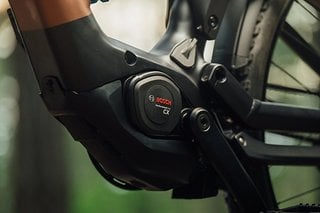 Kraftvoller Bosch Performance Line CX-Motor mit bis zu 100 Nm Drehmoment und 750 W Spitzenleistung – ausgelegt für urbane Anstiege und Geländeausflüge. Kraftvoller Bosch Performance Line CX-Motor mit bis zu 100 Nm Drehmoment und 750 W Spitzenleistung – ausgelegt für urbane Anstiege und Geländeausflüge.