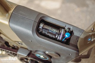 Der Fox Float-Dämpfer ermöglicht 110 mm Federweg am Heck und ist hinter einer Kunststoffblende versteckt. Der Fox Float-Dämpfer ermöglicht 110 mm Federweg am Heck und ist hinter einer Kunststoffblende versteckt.