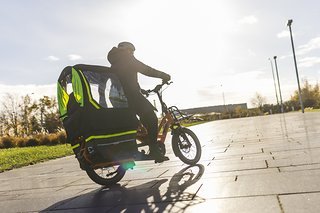 Die ersten Meter mit dem Tern sind etwas nervös, aber danach gleitet es nur so über den Asphalt, beziehungsweise die Kacheln.