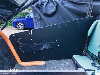 Schritt 2: Neue Seitenwand einsetzen und Schrauben locker eindrehen, dann erst ausrichten und festziehen. Schritt 2: Neue Seitenwand einsetzen und Schrauben locker eindrehen, dann erst ausrichten und festziehen.