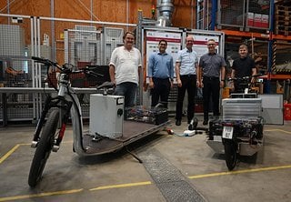 Gruppenbild bei der Abschlusspräsentation der beiden Fahrzeugprototypen