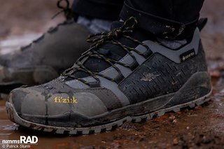 Der wetterfeste Fizik Terra Ergolace GTX macht einen besonders schmalen Fuß.