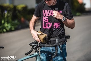 Praktisch: Der passende Tragegurt macht aus dem Bike Bag eine Tragetasche.