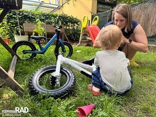 Kinder und Großeltern suchen auf den ersten Blick wohl schnell nach der Farbe das Laufrad aus