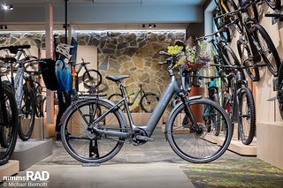 Cube Supreme Hybrid Deluxe 2026 – urbanes E-Bike mit Gates-Riemenantrieb ab 2.999 €, verfügbar ab Ende 2025. Cube Supreme Hybrid Deluxe 2026 – urbanes E-Bike mit Gates-Riemenantrieb ab 2.999 €, verfügbar ab Ende 2025.