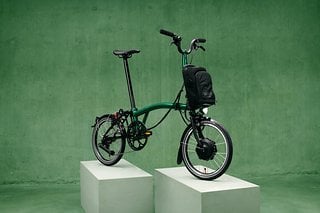 Das E-Faltrad Brompton P Line Electric in der neuen Saisonfarbe Emerald Lacquer.