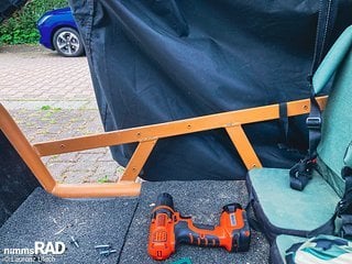 Schritt 1: Die Original-Seitenwand wird abgeschraubt – die Schrauben unbedingt aufbewahren. Schritt 1: Die Original-Seitenwand wird abgeschraubt – die Schrauben unbedingt aufbewahren.