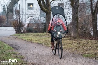 Durch die weit nach unten gezogene Frontscheibe werden vorne sitzende Kinder quasi komplett abgeschirmt