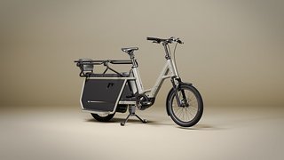 QiO Long CLA – Longtail mit Enviolo-Automatik, 800-Wh-Akku, klappbarer Reling und rahmenfesten Fußrasten. QiO Long CLA – Longtail mit Enviolo-Automatik, 800-Wh-Akku, klappbarer Reling und rahmenfesten Fußrasten.