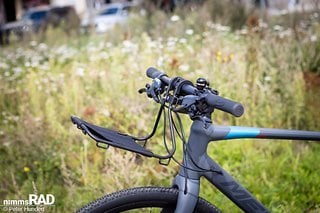 Kurze Gegenprobe: Ebenso schnell haben wir Jack an einem weiteren Fahrrad angebracht. Hier muss man aufpassen, keine Züge oder Bremsleitungen  in Mitleidenschaft zu ziehen.